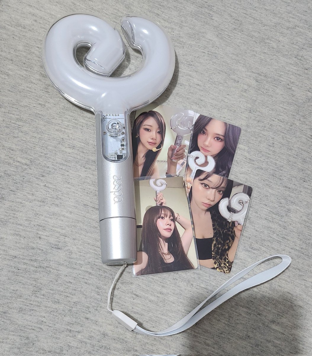 lviickl's tweet photo. Feedback MEGA POSITIVO pra @jmspdf ♡ me vendeu o stick do aespa novíssimo, os cards em perfeito estado, foi super comunicativa comigo e a compra toda foi maravilhosa ♡ muito obrigada https://t.co/6JZBXSOgh8