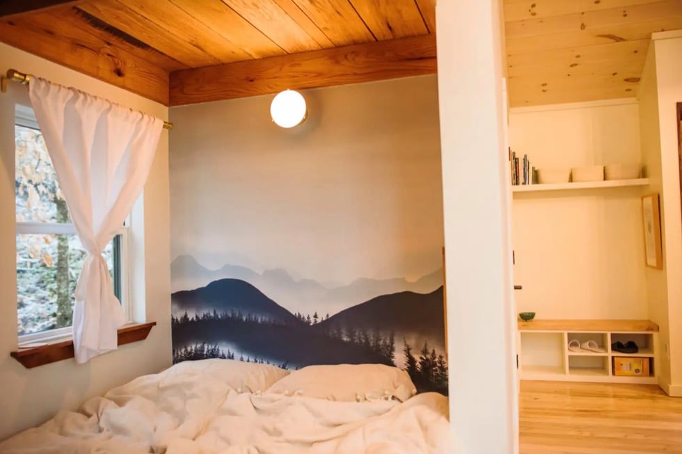 TinyHouseTalk's tweet photo. Yes that is an INDOOR swing.

The Nook Tiny House (Swannanoa, NC) — 18-ft ceilings, tea loft, entertainment loft, outdoor bathhouse, and almost everything hand-built, woven, or whittled.

Bookable on Airbnb.

https://t.co/a9EVgWlKjD https://t.co/wrqa0aBSHX