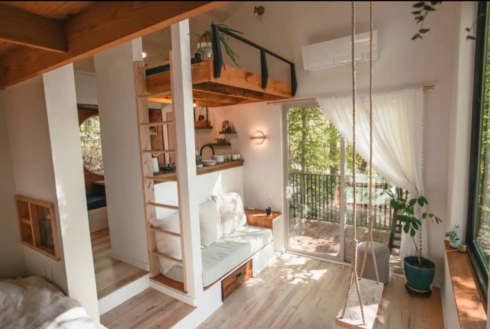 TinyHouseTalk's tweet photo. Yes that is an INDOOR swing.

The Nook Tiny House (Swannanoa, NC) — 18-ft ceilings, tea loft, entertainment loft, outdoor bathhouse, and almost everything hand-built, woven, or whittled.

Bookable on Airbnb.

https://t.co/a9EVgWlKjD https://t.co/wrqa0aBSHX