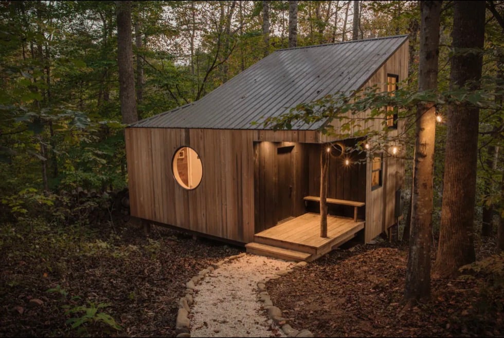 TinyHouseTalk's tweet photo. Yes that is an INDOOR swing.

The Nook Tiny House (Swannanoa, NC) — 18-ft ceilings, tea loft, entertainment loft, outdoor bathhouse, and almost everything hand-built, woven, or whittled.

Bookable on Airbnb.

https://t.co/a9EVgWlKjD https://t.co/wrqa0aBSHX