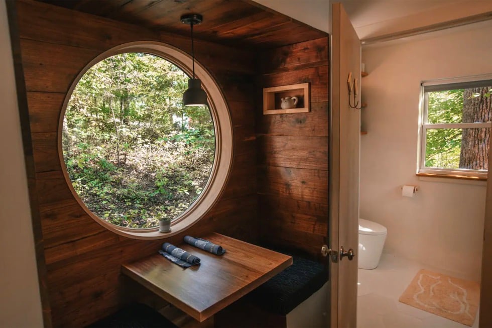 TinyHouseTalk's tweet photo. Yes that is an INDOOR swing.

The Nook Tiny House (Swannanoa, NC) — 18-ft ceilings, tea loft, entertainment loft, outdoor bathhouse, and almost everything hand-built, woven, or whittled.

Bookable on Airbnb.

https://t.co/a9EVgWlKjD https://t.co/wrqa0aBSHX