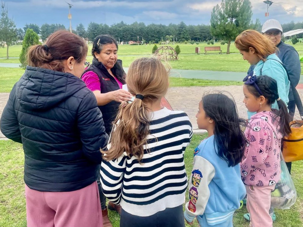 bibcentenario's tweet photo. "Historias bajo el árbol" es una actividad que busca acercar y fomentar el gusto por la lectura. En esta ocasión se leyó el libro "Un cocodrilo en la granja" de Susana Isern y Carlos Ballesteros.
#ElPoderDeServir https://t.co/uknUStikZl