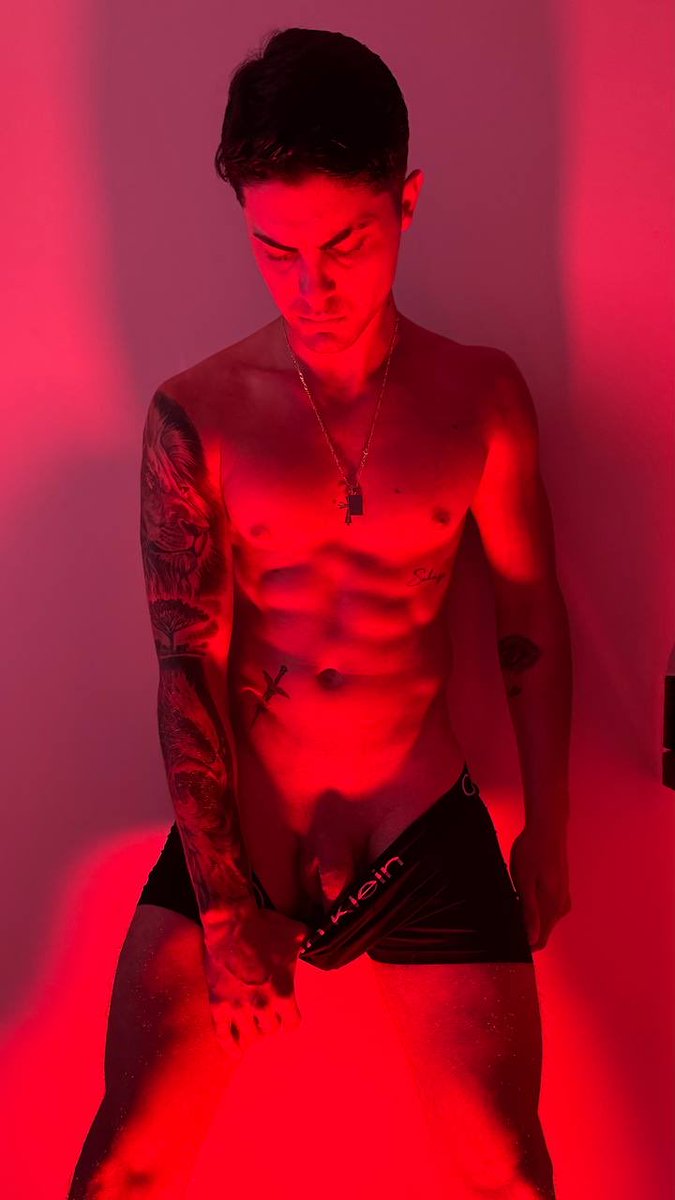LionHansel's tweet photo. El cuarto rojo me pone más caliente? Nos encendemos juntos?🔥😈….Agendando desde ya videollamadas…. Te espero 🍆💦 https://t.co/9YptWKBeZs