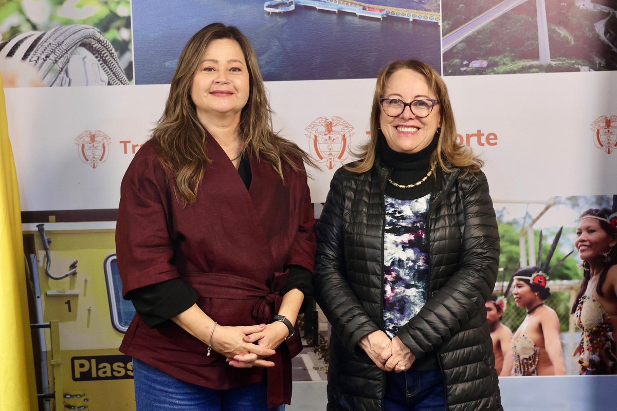anateresabernal's tweet photo. Bogotá avanza cuando hay voluntad política y un Gobierno Nacional comprometido con la movilidad y el futuro de la ciudad. 

En reunión con la ministra de Transporte (@MinTransporteCo) @maferojas seguimos haciendo seguimiento a proyectos clave respaldados por el gobierno del presidente Petro: Regiotram del Norte y de Occidente, las troncales alimentadoras y las líneas 1 y 2 del Metro de Bogotá.

También insistimos en una demanda urgente de miles de jóvenes: una tarifa diferencial para estudiantes que garantice el derecho a estudiar y movilizarse dignamente. 

La transición energética también está en marcha: más buses eléctricos, fortalecimiento del BRT y ampliación de taxis eléctricos para construir una Bogotá más limpia y sostenible.