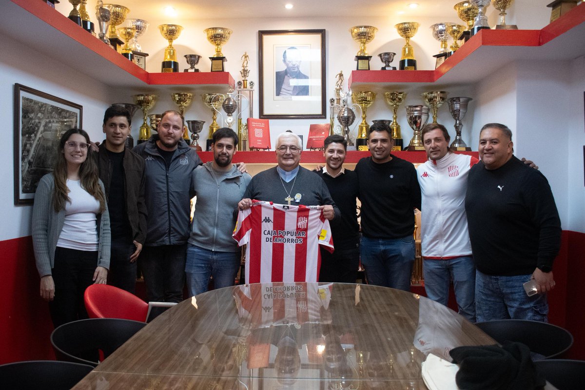 CASMOficial's tweet photo. Visita y bendición en La Ciudadela 🙏🏟️

​Hoy el vicepresidente segundo, Nicolás Nasrallah y el prosecretario, Gerónimo García Mirkin, y parte de la dirigencia tuvieron el honor de recibir al Arzobispo de Tucumán para vivir una jornada donde la fe y la pasión ciruja se encontraron 🔴⚪

​Durante su recorrido, el Arzobispo nos dejó su bendición en cada rincón de nuestro club: nuestro estadio y el campo de juego, el museo y el vestuario además del mítico "arco de los milagros".

También hizo llegar una bendición especial a Gonzalo Rodríguez y, en su nombre, a todo el plantel de San Martín para llenarnos de fuerza de cara a lo que viene 🙌