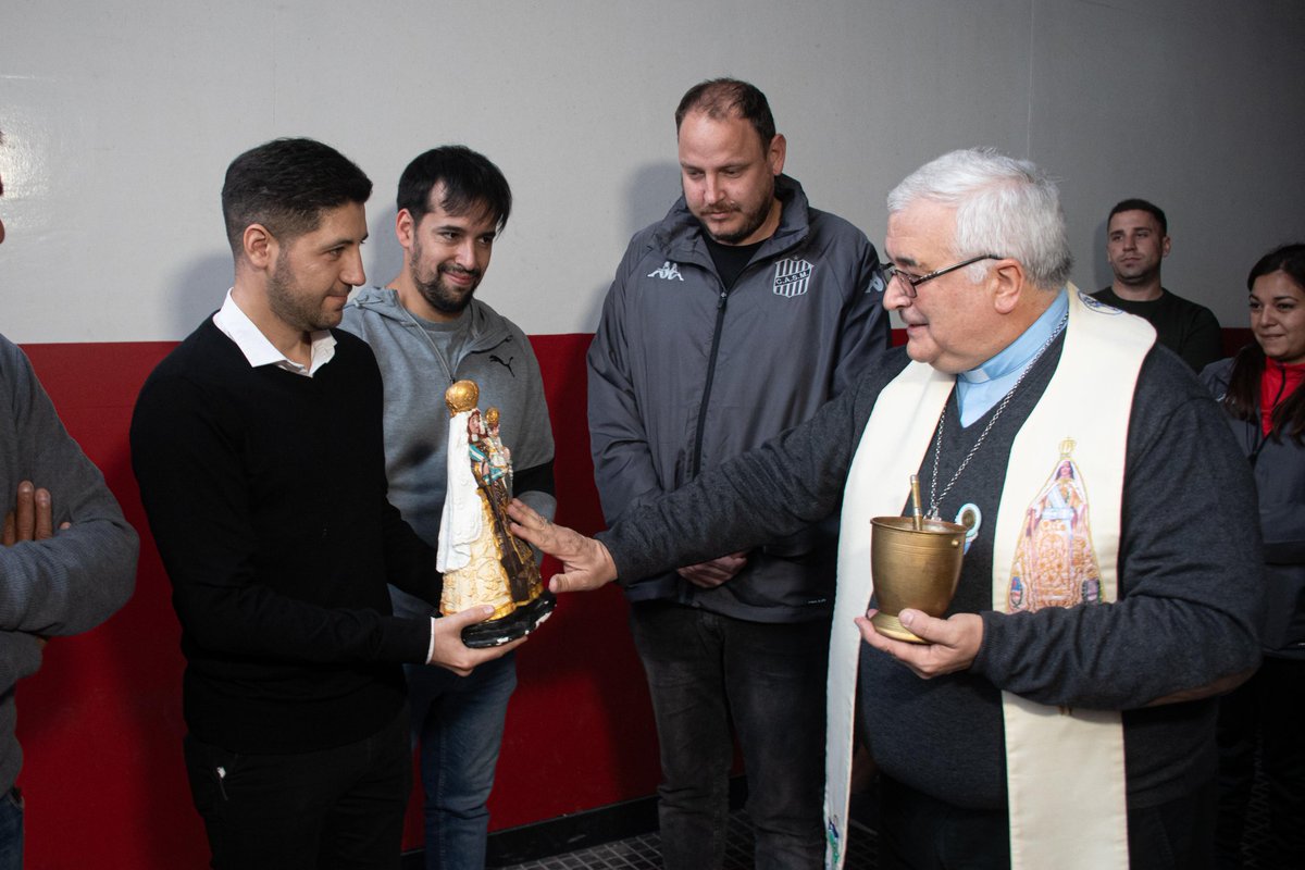 CASMOficial's tweet photo. Visita y bendición en La Ciudadela 🙏🏟️

​Hoy el vicepresidente segundo, Nicolás Nasrallah y el prosecretario, Gerónimo García Mirkin, y parte de la dirigencia tuvieron el honor de recibir al Arzobispo de Tucumán para vivir una jornada donde la fe y la pasión ciruja se encontraron 🔴⚪

​Durante su recorrido, el Arzobispo nos dejó su bendición en cada rincón de nuestro club: nuestro estadio y el campo de juego, el museo y el vestuario además del mítico "arco de los milagros".

También hizo llegar una bendición especial a Gonzalo Rodríguez y, en su nombre, a todo el plantel de San Martín para llenarnos de fuerza de cara a lo que viene 🙌