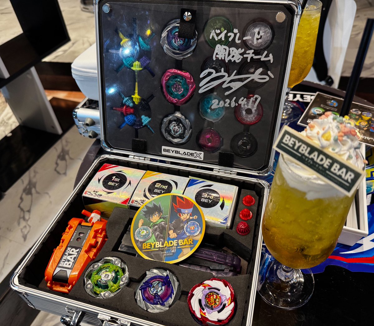 RYOAS1002's tweet photo. 昨夜はベイブレードバーカップ！

…だったのですがメインはなじみのスタッフさんのお見送り。5月いっぱいでBARからご卒業ということで、自分が5月来れる最後の日だったので少し早めの枠で入店して送別してきました。

ベイバーカップはカナトさんあってのものだったと思っています。これまで大変お疲れ様でした&ありがとうございました！今後は一般客同士BARで会えればと思います👍

バーカップは2コケ！
18:15 予選インフィニティワンベイ4pt、決勝インフィニティ