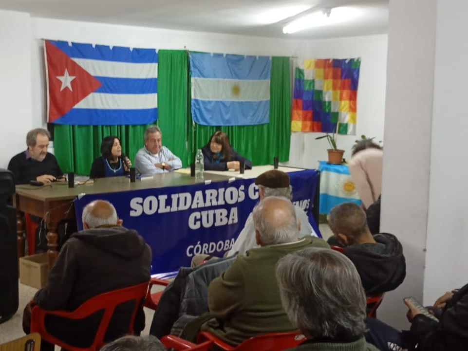 Foroddhhcba's tweet photo. Compartimos en imágenes momentos de la 📣 charla-debate ✊🇨🇺 en solidaridad con Cuba, realizada el pasado martes 26 de mayo en la Casa de los Trabajadores de Córdoba, en el marco de los 100 años del nacimiento de Fidel. https://t.co/k5WUukqkIM https://t.co/hm9qB9msFs