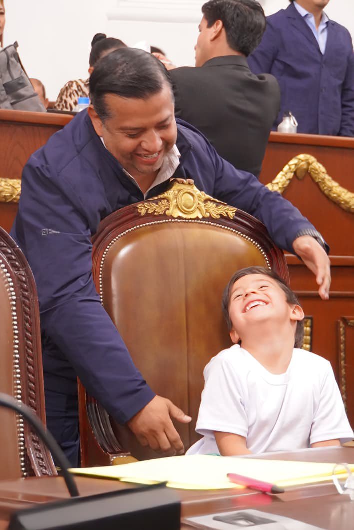 OmarGarciaL_'s tweet photo. Hoy tuve un acompañante muy especial en el Congreso. 👦🏻🏛️
Porque también se aprende de servicio público desde el ejemplo, el compromiso y el amor por México. https://t.co/Bg9dMRzGsh