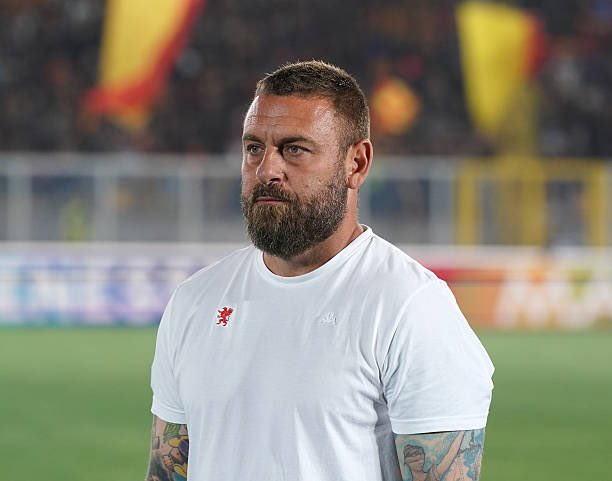 Genoarg's tweet photo. Informa Fabrizio Romano que Daniele De Rossi no firmará un nuevo contrato con Genoa en las condiciones actuales.  
A pesar de una propuesta inicial el miércoles, no hay acuerdo entre las partes. 
De Rossi podría quedarse en el club, pero solo sin firmar un nuevo contrato. https://t.co/hm9PrnnL3e