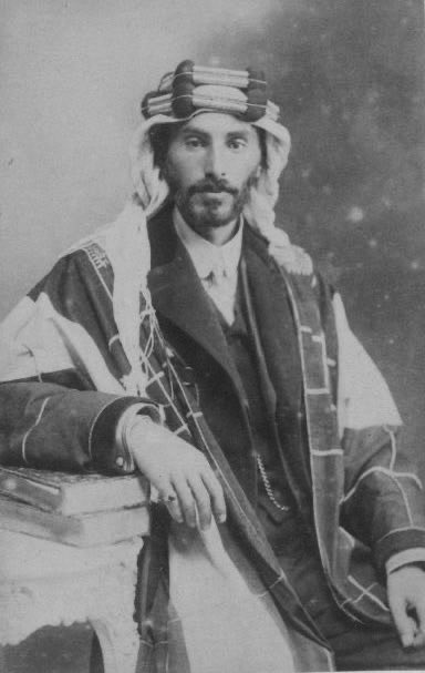 Zainal_Dawlah's tweet photo. (جدّات الملوك مثل جداتنا)

كانت جدة المرحوم الملك الحسين بن علي، المرحومة الأميرة صالحة بنت غرم بن ظافر بن مجدوع بن حاسن العسبلي الشهري*، أميرة عسيرية وأخت حكّام النماص والقنفذة بالعهد العثماني وابنة أمير بني شهر، بينما كانت والدته الأميرة بزمجهان (Bazm E Jahan) سيدة شركسية الأصل.

وقد منح هذا الامتزاج العربي الشركسي الملك الحسين وأبنائه شخصيةً غنية ومتوازنة، فجمعوا بين أصالة البادية العربية وما تحمله من شهامة وكرم وارتباط بالعشائر، وبين الانفتاح والانضباط والرقي الاجتماعي الذي عُرفت به العائلات الشركسية. وربما كان لهذا التنوع أثرٌ كبير في قدرتهم على التواصل مع مختلف فئات المجتمع، وفتح أمامهم آفاقًا أوسع في فهم الناس والسياسة وبناء العلاقات داخل الحجاز وخارجه.

وفي مقدمة مذكراته، يسرد مؤسس الأردن الملك عبدالله بن الحسين بن علي -رحمهم الله- مواقف من طفولته مع جدات البيت الهاشمي الشريف فيقول:

"توفيت والدتي وأنا في الرابعة، وقد أقبلت على الخامسة من سني عمري، فكفلتني جدة والدي لأبيه، وهي الشيخة صالحة بنت غرم الشهرية العسبلية أم علي بن محمد بن عبد المعين بن عون، فنشأت تنشئة عربية محضة، وكانت معها بنتها هيا بنت محمد بن عون عمة والدي، فروعيت بينهما خير رعاية، وكانت تألف النساء العربيات من قومها بني شهر، ومن نساء العشائر من الحجاز، فكنت أصغي دائماً إلى ما يلقينه على مسامعي من وقائع وحوادث بين العشائر.

—تم تخطي عدة فقرات—

وكان التدريس على الطريقة القديمة، طريقة إرهاب الطفل وإخافته، فكانت “الفلكة” وهي آلة التهديد، حيث تجمع إليها رجلا الطفل فيُضرب، ولذلك فررت منه ومن القراءة والدرس، فتُركت رعاية لسني أو حماية لنا من الجدة الكبرى الشيخة صالحة بنت غرم المشار إليها.

—قصة طويلة تم تخطيها للشاهد—

فقال القيم على الدرس: ما يضحكك؟ فهربت لاحقاً إلى الجدة الكبيرة، وقصصت عليها الواقع كما هو ورجوتها أن تنجد أخي، وإذا بهم قد وقعوا على طبعة رجلي عند مركن الفليفلة، فعرفوا أن ذلك من عملي، وقد سمع أبي بما وقع، فأرسل في طلبي، فاختبأت عند جدتي رحمها الله، فحضر بذاته ليحملنني إلى الشيخ لمعاقبتي على جريمتي، فرفضت الجدة تسليمي إليه وقالت: اسمع سبب ذلك. فقصصت عليه الخبر فسرى عنه، وأخذ ينصح له ما عرف السبب، وقرر عوضاً عن أن يمنحوا الشيخ كسوة جليلة وهبة نقدية وأن يصرف بعد الاعتذار إليه، فصرف.

—أجزاء تم تخطيها—

في اليوم السابع عشر من شباط سنة ١٣٠٩ مالية، سافرنا من جدة في الباخرة عز الدين، وهي باخرة جميلة منسقة، ذات دواليب من الجنبين وليست من البواخر ذات الرفاس، وكنا نحن الإخوة على (الملك علي) وعبد الله صاحب المذكرات وفيصل (الملك فيصل) في رعاية الجدة بزمجهان والدة الوالد، وحرم الشريف عبد الإله بن محمد أمير مكة المكرمة المشهور بالجود والمعروف، وكانت العائلة الشريفة مؤلفة من اثنين وثلاثين سيدة وأتباعها."

ورغم أن أحفادهن صاروا ملوكًا وقادة النهضة العربية الكبرى، بقين تلك الجدات هن نفسهن:
يخفن، ويحنون، ويدافعن، ويسامحن.

التاريخ أحيانًا يجعلنا ننسى أن الملوك أيضًا كانت لهم جدات … يشبهن جداتنا تماماً.

——————————

*الأميرة صالحة بنت غرم الشهري (جدة الملك الحسين بن علي) تكون أخت الأمير فايز بن غرم الشهري (جد جد المرحومة الأميرة سلطانة بنت تركي السديري : حرم الملك سلمان بن عبدالعزيز ووالدة الامراء فهد، سلطان، فيصل، أحمد، عبدالعزيز)

#بني_هاشم #الذاكرة_الحجازية #تاريخ_الخليج_المعاصر #بني_شهر #عسير #تاريخ_الحجاز