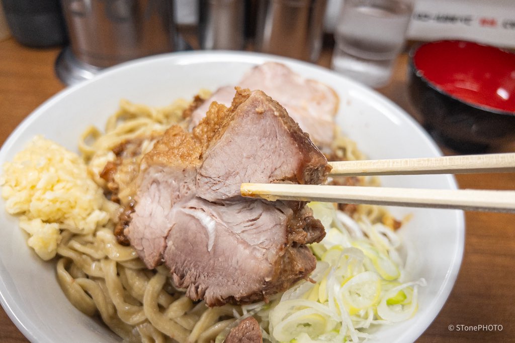 SToneSOUND1975's tweet photo. 2026.05.28
#ラーメンの店どでん北浦和店
#ジャージャー麺 大 ¥1250
#無料トッピング :ニンニク、生たまご

ヨネ店長特製の甘辛い味付けのジャージャーは、どでん自家製麺に合う！
ローポのサービス、ありがとうございました🙇‍♂️
次の限定は何かな〜？

#ラーメン #ラーメンの店どでん https://t.co/jJ1uvtvYBr