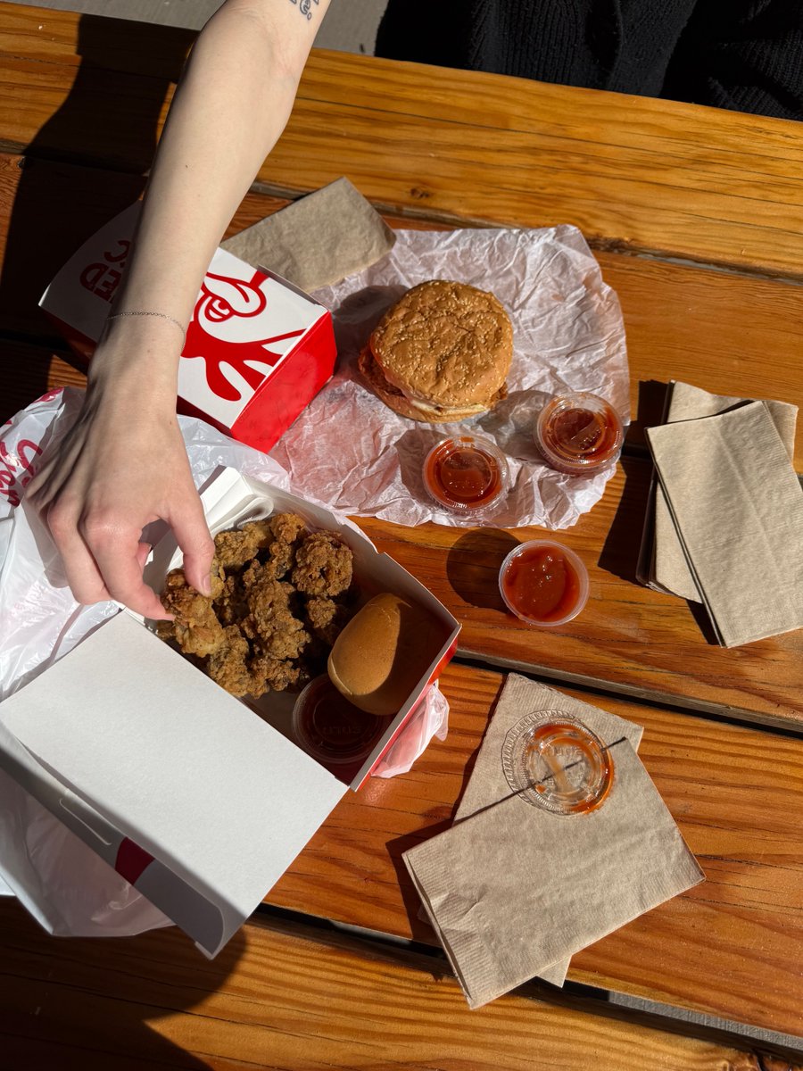 Go_Chicken_Go's tweet photo. Fried chicken tastes better outside. βοΈ
#gochickengo #summer #vibes #friedchicken #kc #kcfriedchicken #gcg #gsauce https://t.co/PSyFF73KFb