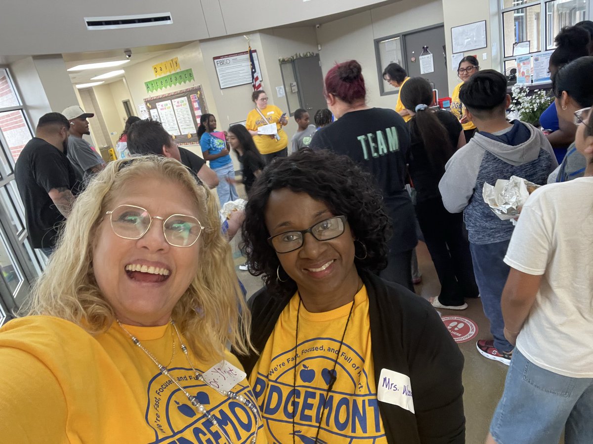 KCtheAP's tweet photo. We had a great time at our Roadrunner Roundup yesterday welcoming our newest Roadrunner families! 🎉 Families enjoyed yummy food from the food truck, great jams from the DJ, campus tours, and Kona Ice 🍧.We can’t wait to welcome everyone for an amazing upcoming school year!💙💛 https://t.co/wxDsLxnLNz