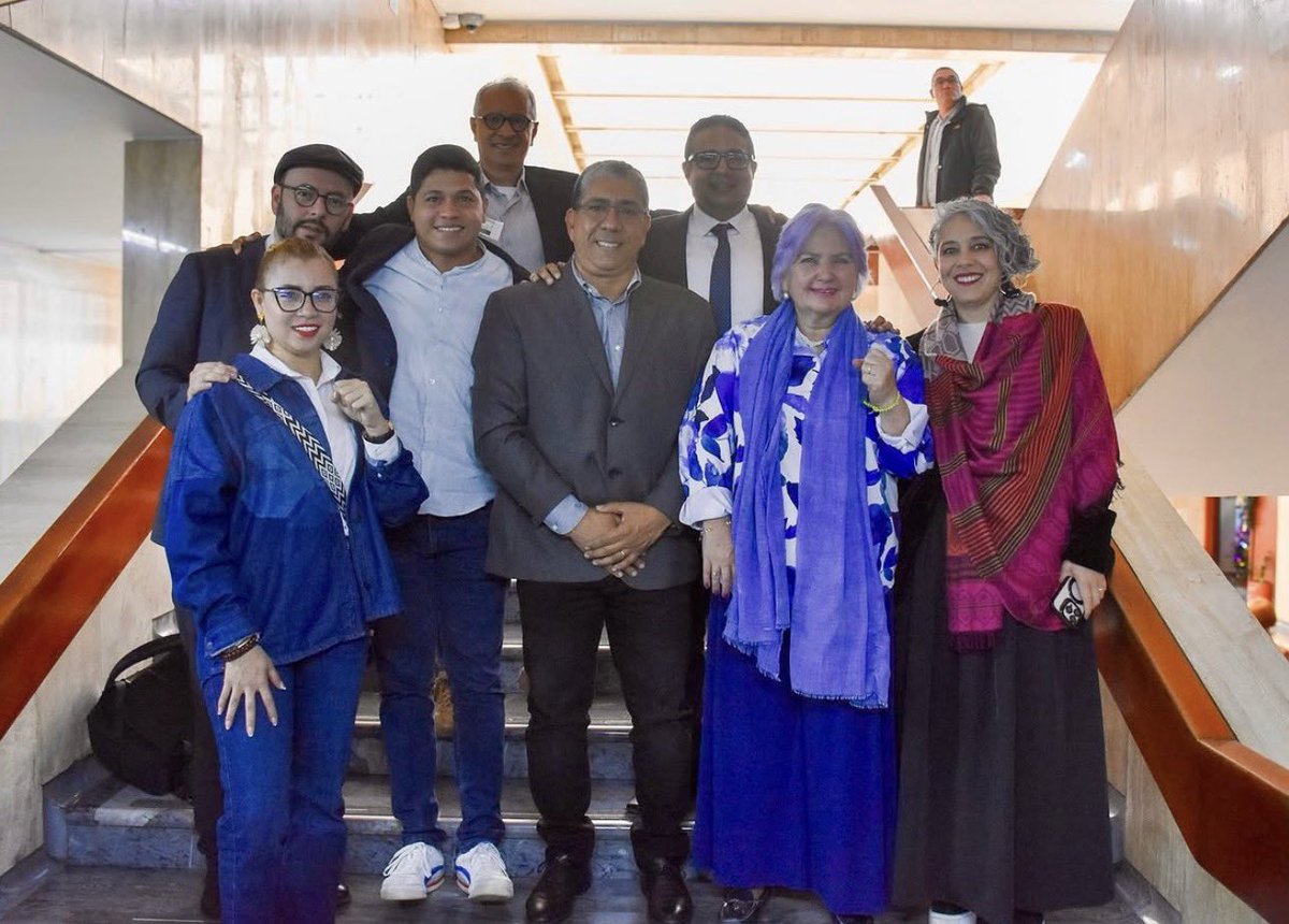 rafaelnoyag's tweet photo. Sr @mrafael70 se le olvida que uno de los partidos que señala, como el de la U, fue el mismo al que usted respaldó en su campaña, lo que le ocasionó la nulidad de su elección. 

Mi candidatura a la gobernación nació con el respaldo del @PactoHistorico, incluso tuve la oportunidad de reunirme con el presidente @petrogustavo y los distintos dirigentes del PH, quienes lamentaron públicamente nuestra derrota. 
Como usted lo menciona, si se sumaron sectores de derecha pero recalco que fue de manera pública y transparente, no con acuerdos por debajo de la mesa como ustedes están acostumbrados a hacerlo. Esos respaldos no fueron más que el resultado de querer gobernar para TODOS, porque siempre creímos en un proyecto de unión y no de persecución política, una práctica que lamentablemente ha marcado su forma de hacer política. Lo que sí no recibimos fue apoyo de grupos al margen de la Ley, ni de condenados por parapolitica ni delitos contra la administración pública. 

Es curioso que Caicedo haya llegado a la campaña Cepeda, pues pasaron los últimos meses arremetiendo contra @petrogustavo, incluso llegaron a decir que su gobierno no tenía resultados y que @IvanCepedaCast no tenía la experiencia para gobernar. ¿Será que Carlos por fin entendió que su candidatura no tenía futuro y que iba rumbo a una derrota VERGONZOSA en las urnas y por eso llegan arrodillados a empañar una campaña con investigaciones por acoso sexual, enriquecimiento ilícito, corrupción en contratación, apoderamiento de recursos públicos, obras inconclusas y explotación laboral; por lo visto llegan es a restar y no a sumar. 

Hay una pregunta que aún me hago ¿de dónde salió tanta plata para financiar una campaña presidencial que, dicho por Caicedo, ha recorrido todo el país?

Sr Martínez, el Magdalena no necesita más odio, ni divisiones, necesita verdad, coherencia y respeto por quienes piensan distinto.