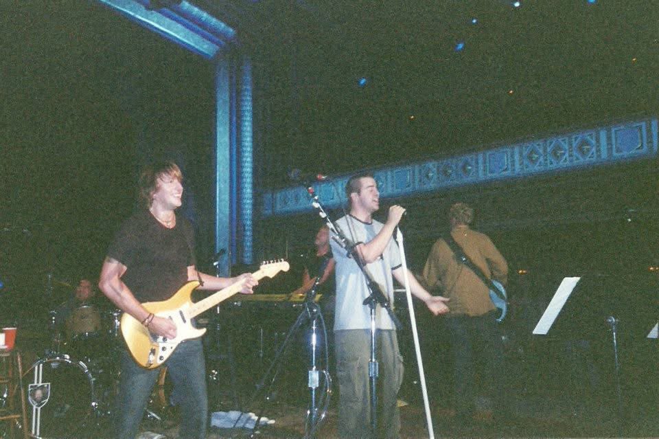 sneedradio's tweet photo. @ThatEricAlper That time Jon Bon Jovi had to pee. 2002. https://t.co/DtuubVQwus