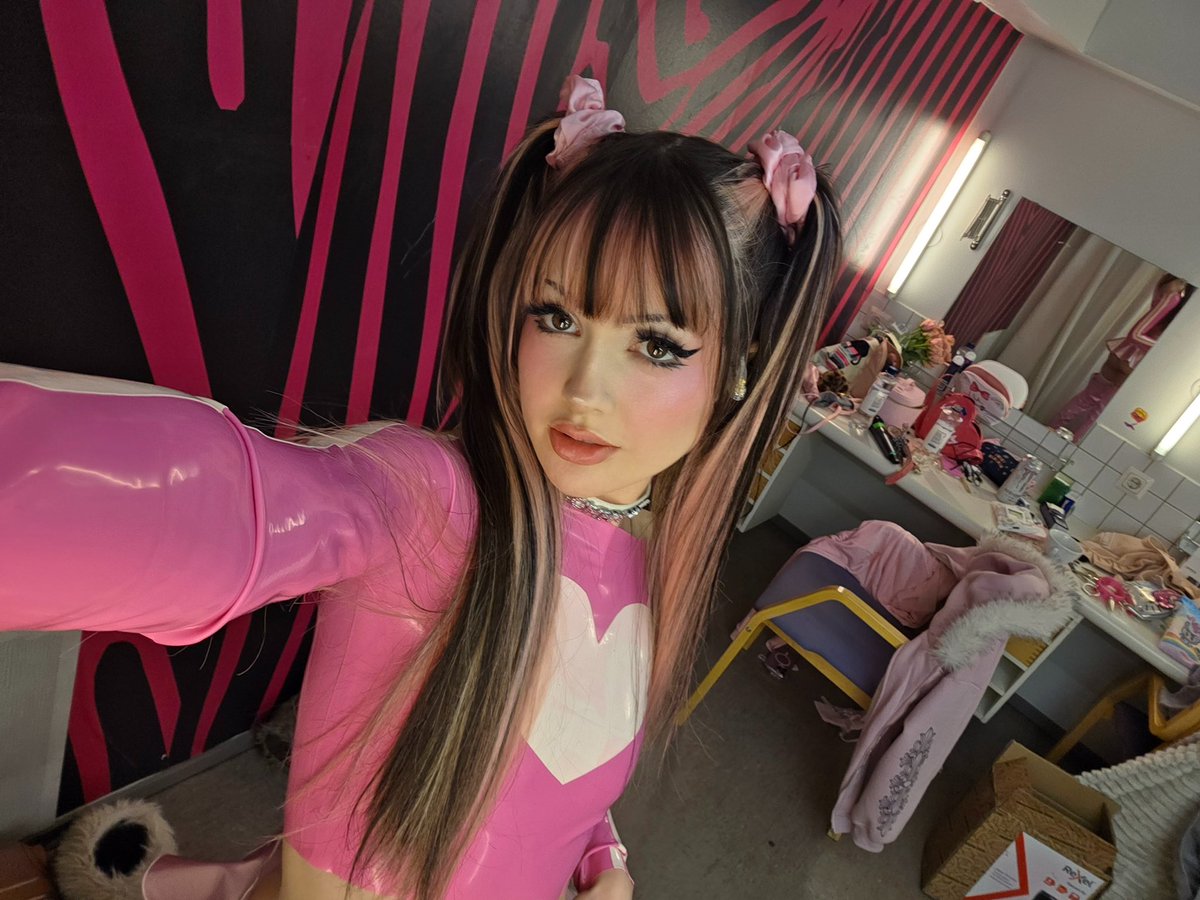 simp4pinkii's tweet photo. Face card so good, people pay ME when I use it https://t.co/GLcqj9OpHP
