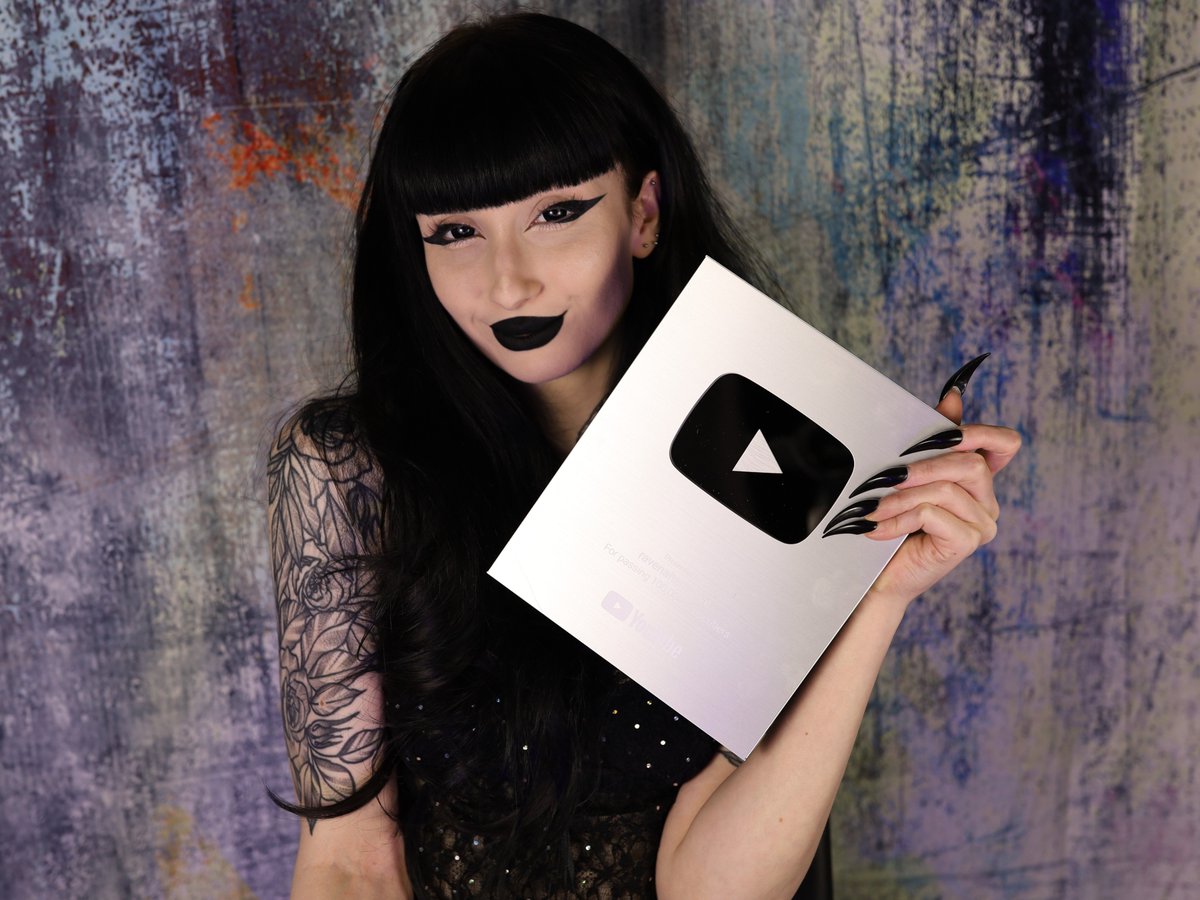 ravenalternativ's tweet photo. MY FIRST YOUTUBE PLAY BUTTON!!!

Little me would genuinely never believe this. Thank you for allowing me to live out a childhood dream.

This play button isn’t just mine, it belongs to all of us ❤️

Thank you for changing my life. https://t.co/0akFCD3lbj