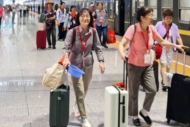 thisisGBA's tweet photo. #Transportation | 🚂 744 seniors just boarded a chartered train from #Guangzhou to #Mohe—#China's northernmost town! 🗺️

The Y122 covers 4,000+ km in 15 days, hitting Harbin, Changbai Mountain, Manzhouli & more.

One couple celebrating their 40th anniversary got berths 13 & 14—"1314" sounds like "for a lifetime" in Mandarin. 😭❤️

No luggage transfers, onboard medical team & 24/7 crew. This is how China does senior travel. 👏

Sept launch: "Southern Train: Baiyun"—a premium Silk Road route to Xinjiang with en-suite cabins & regional dining. 🫖🫓

https://t.co/pf3OO40vwt

#SeniorTravel #ChinaRailway #Mohe #ElderlyTourism 🌿✨