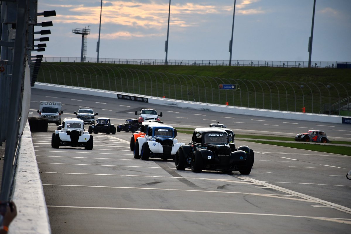 USLegendCars's tweet photo. Whats better than some Thursday Thunder 😎🏁 https://t.co/OK9BAqz52k