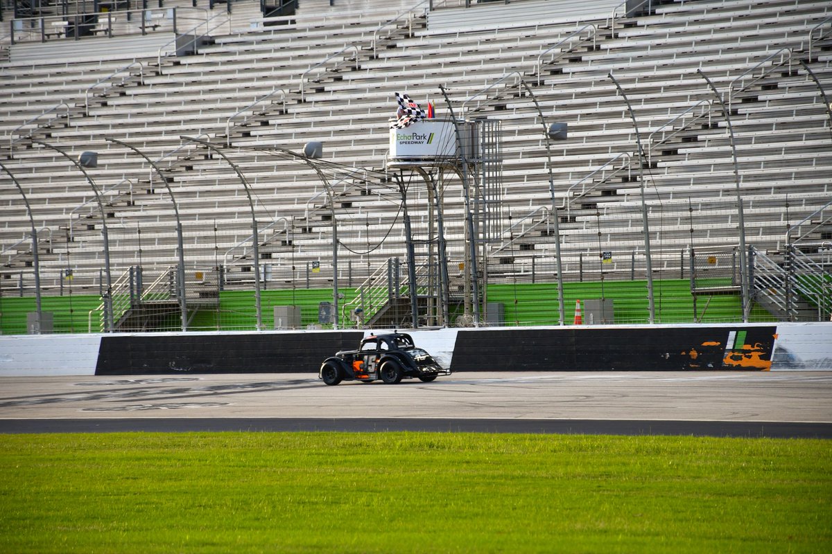 USLegendCars's tweet photo. Whats better than some Thursday Thunder 😎🏁 https://t.co/OK9BAqz52k