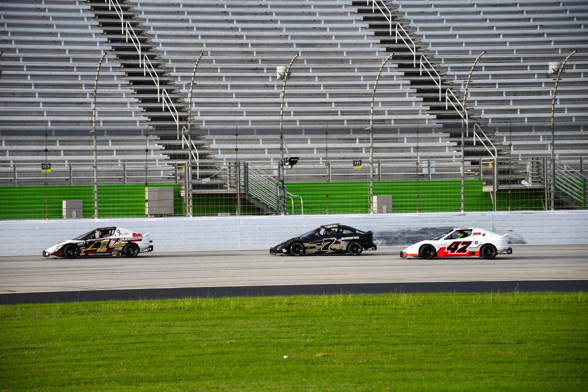 USLegendCars's tweet photo. Whats better than some Thursday Thunder 😎🏁 https://t.co/OK9BAqz52k