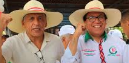 YoshiRolando's tweet photo. Polirojos! lo que hacen no es politica durante el tiempo que cobro dinero de los contribuyentes Sanches no saco ni una ley a favor del pais favorecio al crimen organizado,un personaje inteligente busca crecimiento economico su ignorancia  no es lo economico  es ser rico,MOSCA https://t.co/XjhaaNbiAq