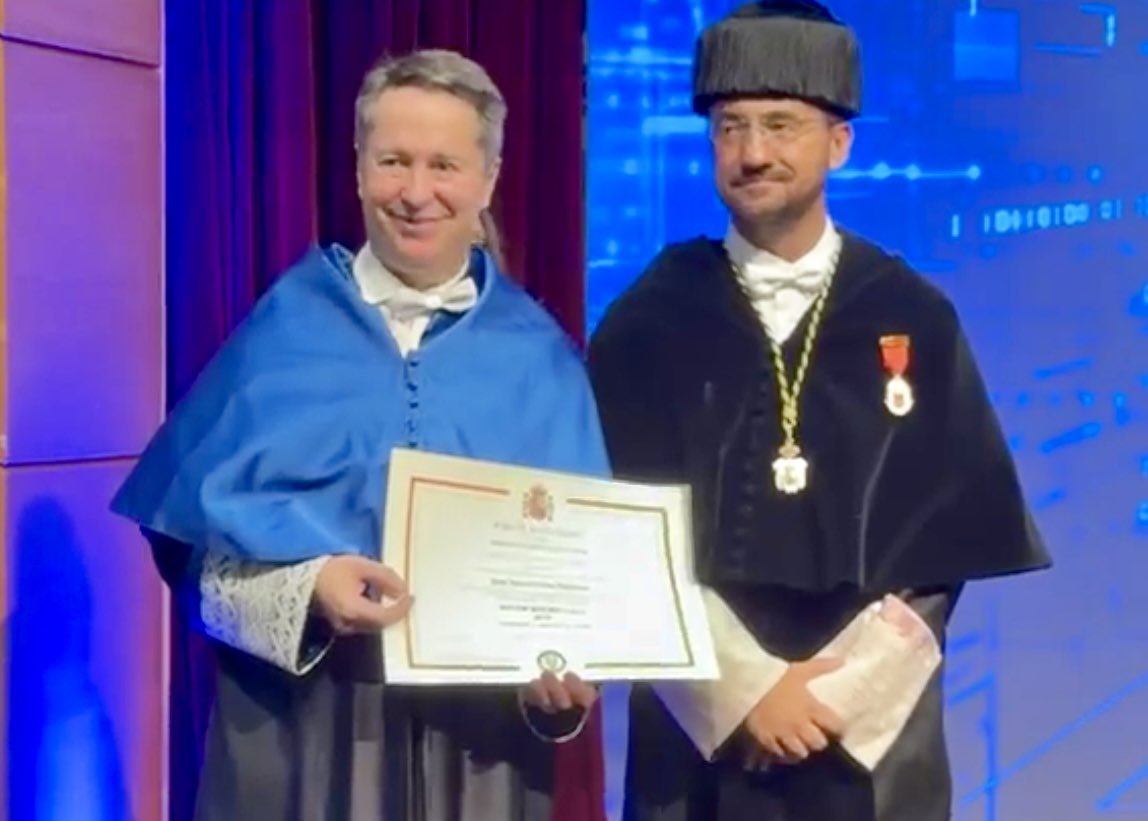 MirinaCortesO's tweet photo. Hemos asistido al acto de investidura como Doctor Honoris Causa de Juan Ignacio Cirac, referente internacional en física cuántica,en la @uc3m.
Un reconocimiento a una trayectoria científica que ha contribuido al avance de la ciencia y el conocimiento de la @ComunidadMadrid. https://t.co/RHvq97lncP
