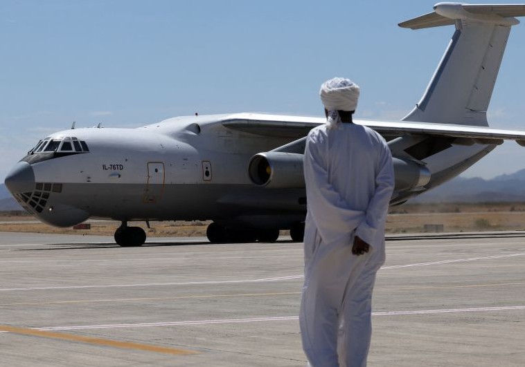 M8SVIP's tweet photo. عبرت قرابة 120 رحلة شحن عسكري ثقيلة، المجال الجوي العماني منذ يناير الماضي، تشغلها نظام حكومة ابو ظبي، متجهةً إلى السودان، تحمل كل منها 45 طنًا من الاسلحة.

نقلت هذه الطائرات المشبوهة ما يقارب 5400 طن من المعدات العسكرية.

رسالة إلى إخواننا في عُمان: 

تعبر هذه الطائرة واخواتها المجال الجوي العماني يوميًا، محملةً بالأسلحة، وتغذي الإبادة الجماعية التي ترتكبها ميليشيا الدعم السريع ضد إخواننا في السودان.

أوقفوا مجالكم الجوي امام هذه الشحنات قبل أن تصبح عليكم حسرةً وملامه.