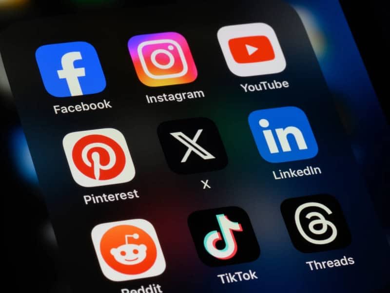 updatecharts's tweet photo. Olivia Rodrigo sobre sua relação com redes sociais:

“Toda hora, eu deleto o Instagram e o Tiktok do meu celular. Eu não entro no Twitter ou no Reddit, são lugares assustadores.” https://t.co/KY7zlzAOIE
