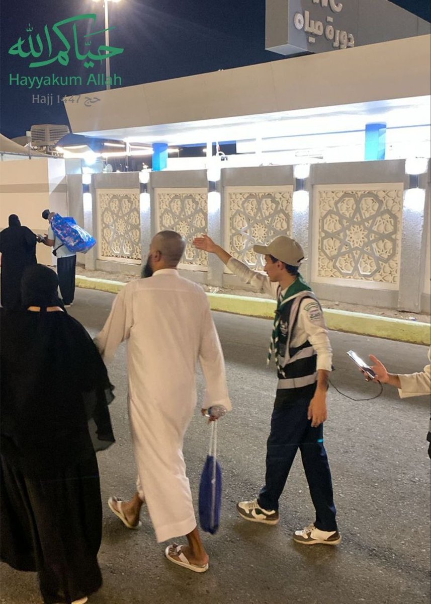 tvtc_m_sarat's tweet photo. يواصل فريق كشافة المعهد الصناعي الثانوي بسراة عبيدة أعماله التطوعية بمشعر منى، ضمن الجهود المبذولة لخدمة ضيوف الرحمن، وذلك من خلال الإسهام في تنظيم الحركة، وتقديم الدعم والإرشاد، بما يعكس روح العطاء والمسؤولية الوطنية لدى أبناء الوطن في خدمة حجاج بيت الله الحرام.
#التدريب_التقني https://t.co/pdvtoNHtZ1