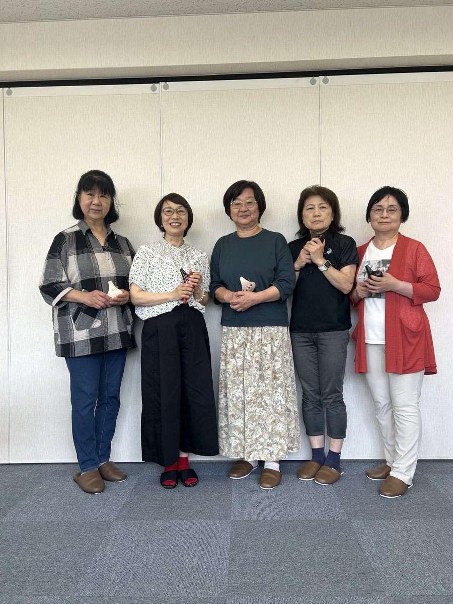 ocarina_sacay's tweet photo. 堺市西区家原寺校区地域会館のアゲハさん。
6人のグループ（撮影時1人お休み）から2人組の“アミーチェ”さんが参加。
共に練習に取り組んできた仲間の想いを胸に本番に挑みます。
#オカリナ発表会 #オカリナアンサンブル #ライリッシュオカリナ連盟 #堺市立東文化会館メインホール #家原寺校区地域会館 https://t.co/04Ufk2z9F9