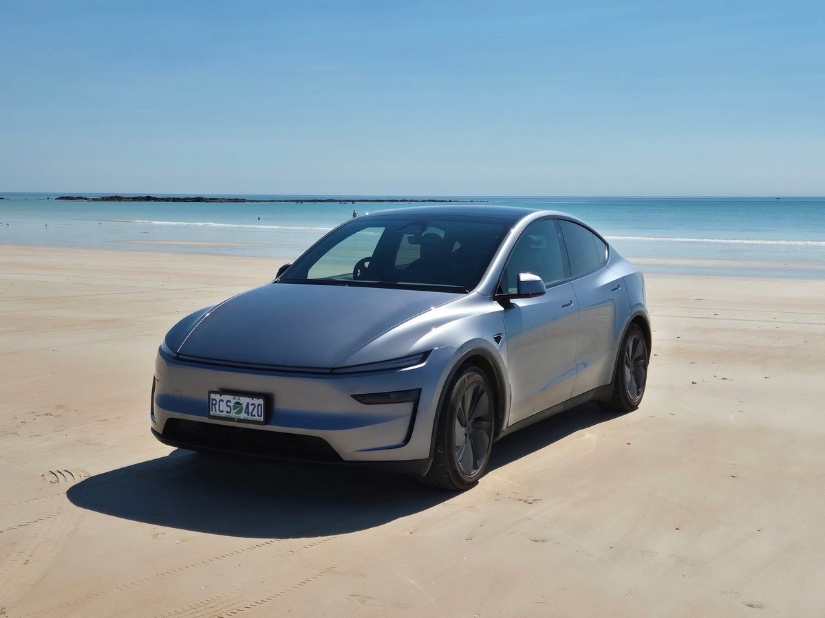 Emboothoo's tweet photo. @Josh143574359 Current FSD here in Broome drove me beautifully off the beach and up the dirt track back onto the road. Unfortunately I didn’t video it but I did take a nice photo of it on the beach.  😎 https://t.co/CyevEO5SeO