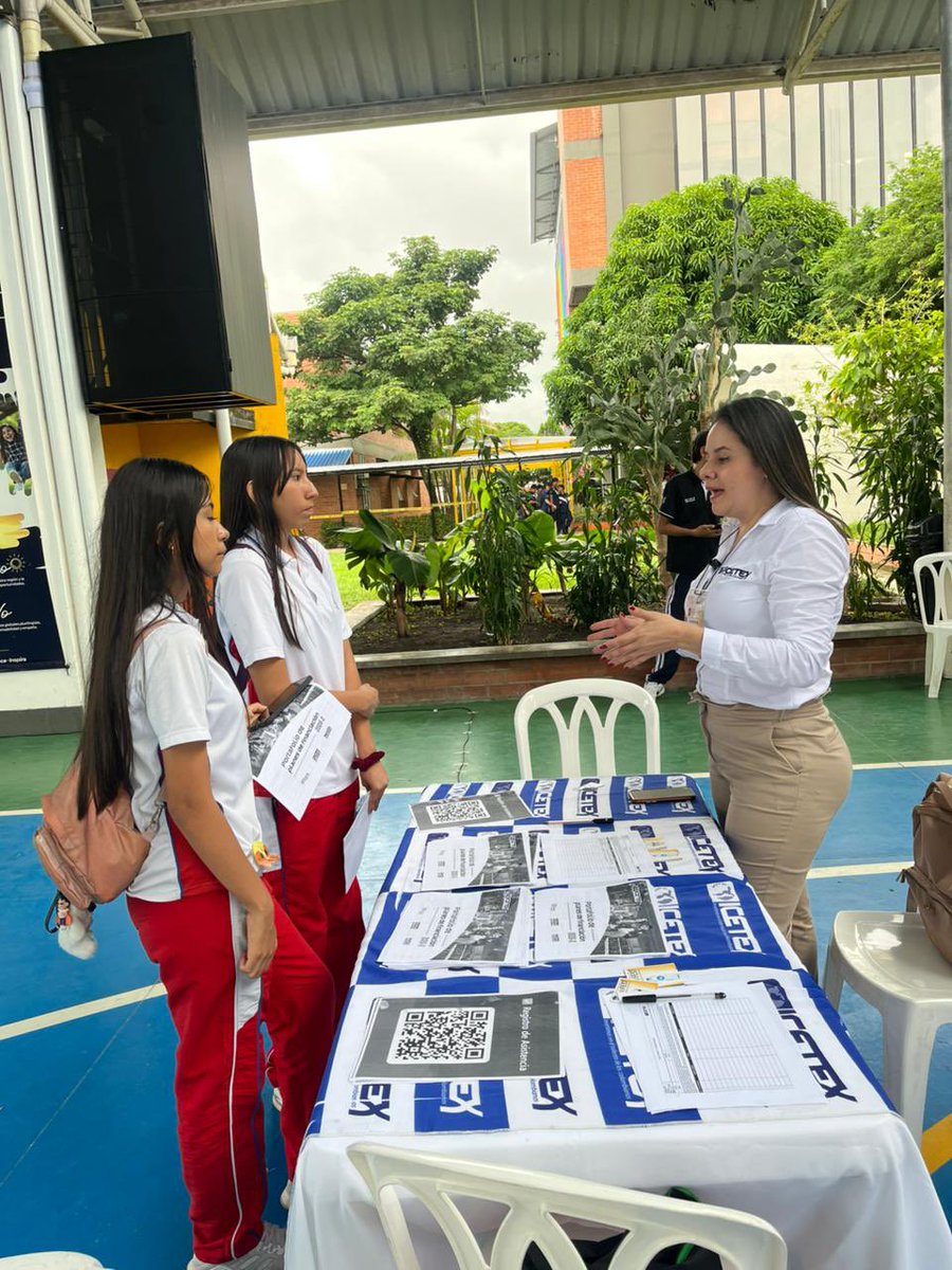 ICETEX's tweet photo. Estamos presentes en #Unifest, en #Yopal, acompañando a estudiantes durante esta jornada y compartiendo información sobre nuestro portafolio y las oportunidades de acceso a la educación superior para apoyar la construcción de sus proyectos de vida. #ImpulsandoOportunidades https://t.co/zqGn1BfiFu