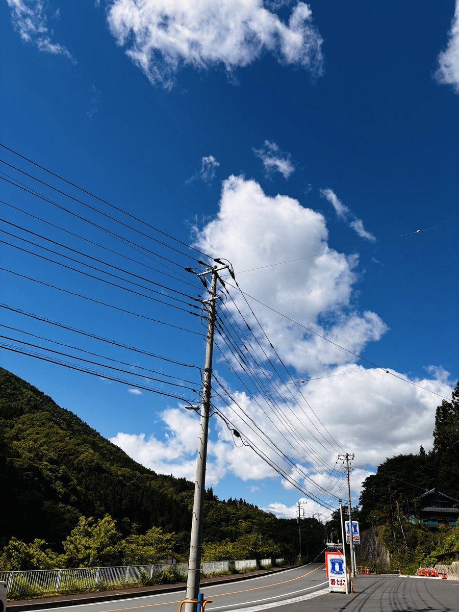 granmamkitchen's tweet photo. 29.05  08:51☀️いま山20℃
夏空だよ😊道きれいです。

おはようございます。
あちこち真夏日になりそうな予報
みなさん元気に過ごせますように https://t.co/Xw698cy9VY