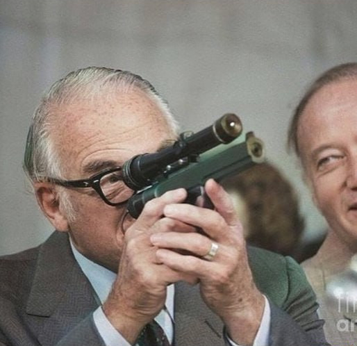 conspiracyb0t's tweet photo. CIA unveiled the "Heart Attack Gun" (1975). 

A battery operated gun that shot a dart of frozen water and shellfish toxin. The dart would only leave a tiny red dot and an autopsy would conclude death from heart attack. https://t.co/kE2AADImOn