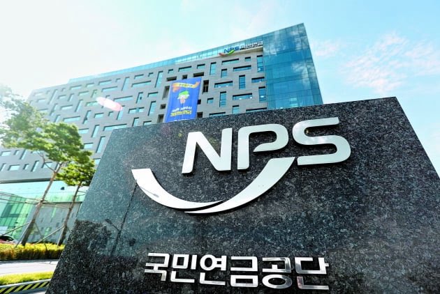 jayc_BM's tweet photo. Korea’s National Pension Service just revised its domestic equity target allocation from 14.9% to 20.8%, but the more interesting story is how they got there.

Internal review documents show three options were on the table. The 14.9% target with a 13.9% SSA band. A 20.8% target with 8% SSA. A 23.8% target with 5% SSA. 

They chose the middle one. The problem is the fund’s actual domestic equity exposure is already sitting at 28-29%. So they didn’t set a new strategic target and work toward it, they reverse-engineered a number to retroactively legitimize where they already are.

The SSA band itself was redacted from the public disclosure. The most likely reason: if the market figures out the ceiling, it either front-runs the selling or the rally ends early. Keeping it quiet buys time. For whom is a separate question.

The structural problem is obvious. Foreign investors have been steadily taking profits and reducing exposure. NPS is now functionally blocked from selling, constrained by its own revised target. Retail investors end up absorbing the foreign outflows. It’s a pressure valve with no exit.

The longer-term concern is what happens when there’s an actual crisis. NPS exists to manage long-term stability and risk. Loading up on domestic equity concentration now, with a politically-appointed chairman who came back from the previous administration’s orbit and staff