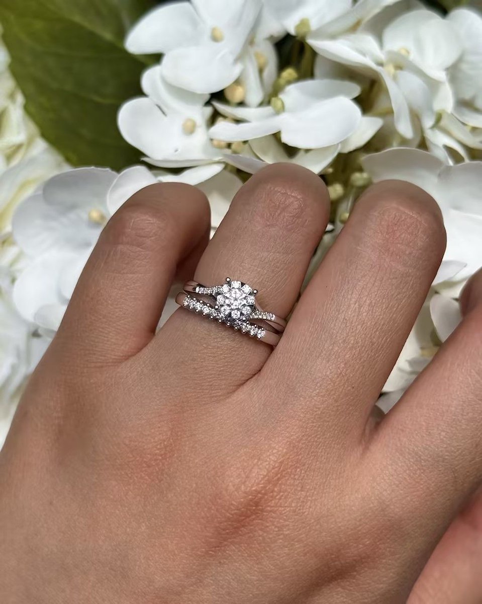 DarryRing_US's tweet photo. To be given to one person only. Meaningful in every moment it's worn.

A round center stone, surrounded by a soft pavé halo, designed with quiet charm rather than loud details. Paired with a minimal wedding band made for everyday wear.  https://t.co/eGfY1NIBav https://t.co/TroU17ErWL