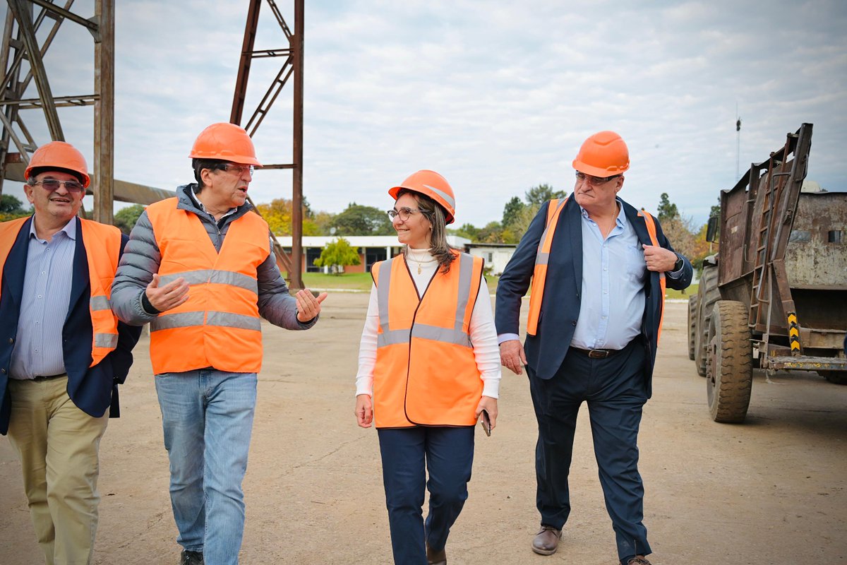 utecomunicacion's tweet photo. Se realizó el lanzamiento de la zafra de caña de azúcar 2026 y la celebración del 20° aniversario de @ALUR_Uruguay (Alcoholes del Uruguay), en su Complejo Agroenergético en Bella Unión, Artigas.

Procesando casi 4.000 toneladas de caña de azúcar por día, la empresa es una plataforma para el despegue de la bioeconomía nacional, aprovechando las fortalezas de nuestro país en su producción agrícola, agregando a ella valor producto del empleo y promoviendo el desarrollo social.

Participaron de la ceremonia el presidente de la República, @OrsiYamandu, junto a la ministra del @MIEM_Uruguay, Fernanda Cardona, la presidenta de UTE, @ACabrera_UTE, el vicepresidente @rbentancor_ute y los directores José Luis Pereira y @DarioCastiglion, además de autoridades nacionales y departamentales.