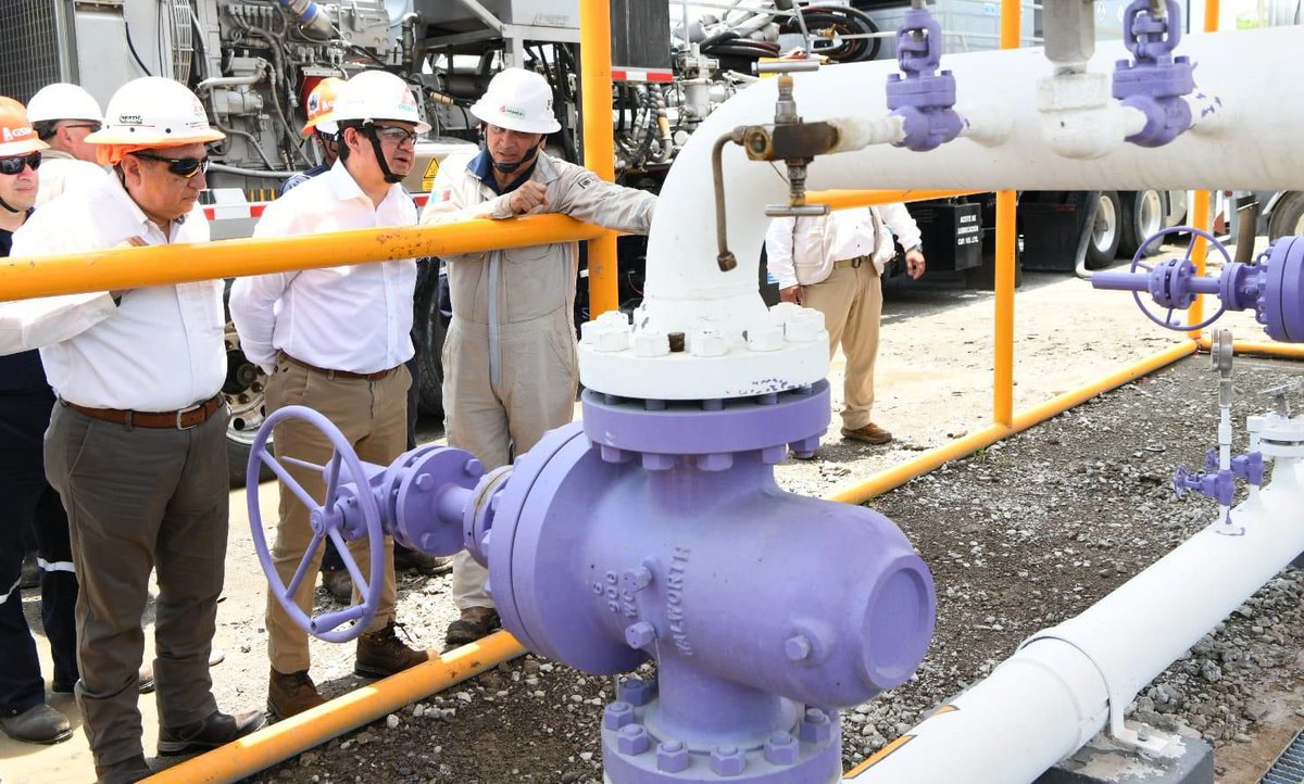 Pemex's tweet photo. Nuestro Director General, Juan Carlos Carpio Fragoso, realizó un recorrido de trabajo para supervisar las condiciones operativas de la Batería de Separación Perdiz, en el campo Ixachi, los avances de las obras vinculadas al manejo de gas y su integración operativa a las instalaciones, y la terminación del pozo Ixachi-69, con una profundidad de 7,535 metros. 

Ubicado en el estado de Veracruz, el campo Ixachi se consolida como uno de los activos estratégicos más importantes de Pemex, al ser el principal productor de gas y condensados del país, pieza clave en la estrategia del Gobierno de México para fortalecer la producción nacional de hidrocarburos.

🏭⚡🏗️⛽⚙️🚧🛢️

#EnergíaParaMéxico
#OrgulloPetrolero
