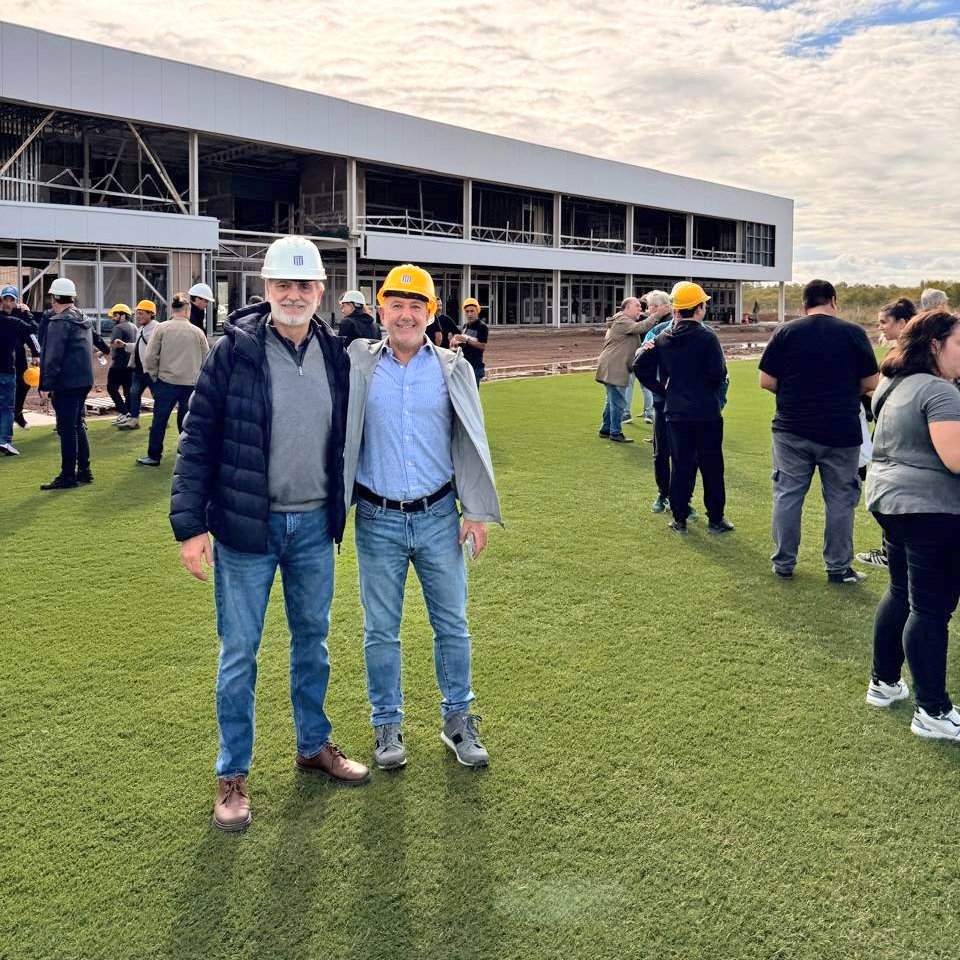 LeandroAdonio's tweet photo. "Tengo la buena noticia de que se va a poner en funcionamiento la comisión de seguimiento de la obra del predio de Ezeiza entre oficialismo y oposición de #Racing"

👉 @GustavoLedebur, integrante de la Comisión Fiscalizadora de #Racing por el oficialismo, en @Racingmaniacos. https://t.co/8O4k1pmDts