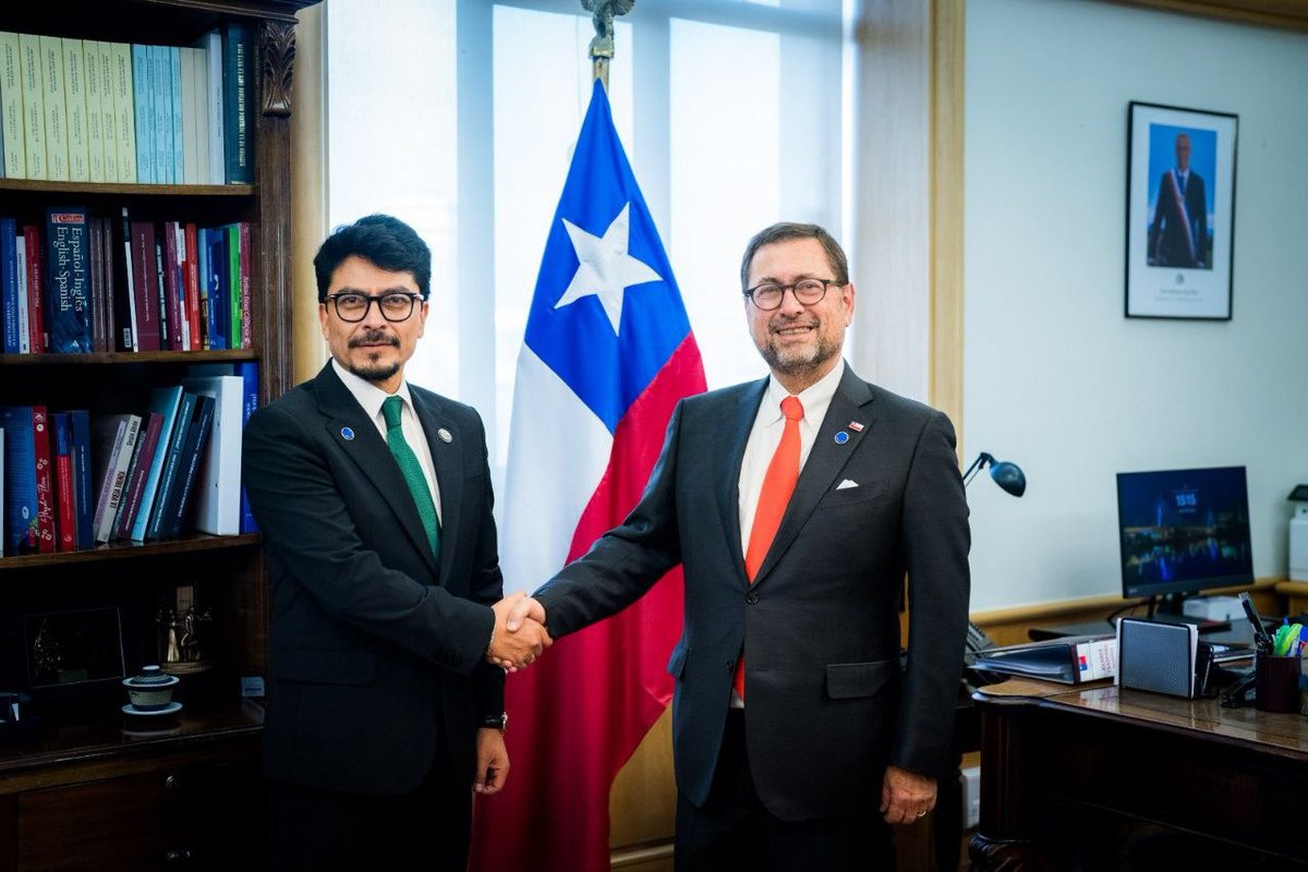 MRE_Bolivia's tweet photo. 🇧🇴🇨🇱 El Canciller Fernando Aramayo sostuvo una reunión bilateral con el Ministro de Relaciones Exteriores de Chile, José Francisco Pérez Mackenna, para abordar temas de interés común y fortalecer la cooperación entre ambos países.

#Bolivia #Chile #RelacionesBilaterales https://t.co/wTVL7sNVKJ