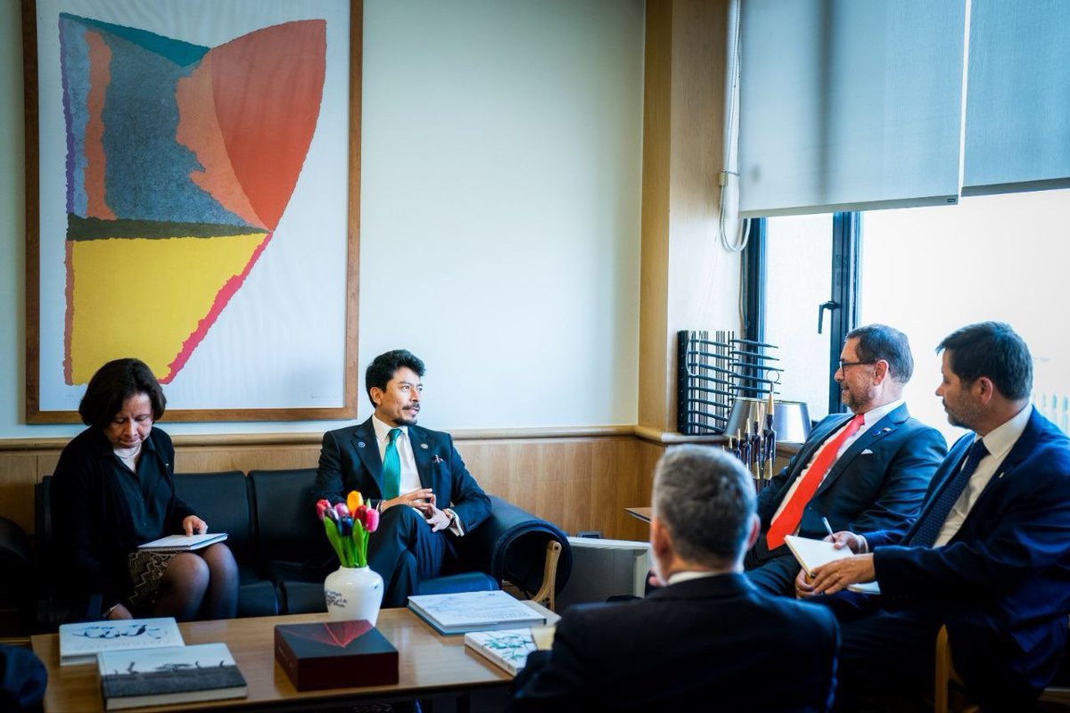 MRE_Bolivia's tweet photo. 🇧🇴🇨🇱 El Canciller Fernando Aramayo sostuvo una reunión bilateral con el Ministro de Relaciones Exteriores de Chile, José Francisco Pérez Mackenna, para abordar temas de interés común y fortalecer la cooperación entre ambos países.

#Bolivia #Chile #RelacionesBilaterales https://t.co/wTVL7sNVKJ