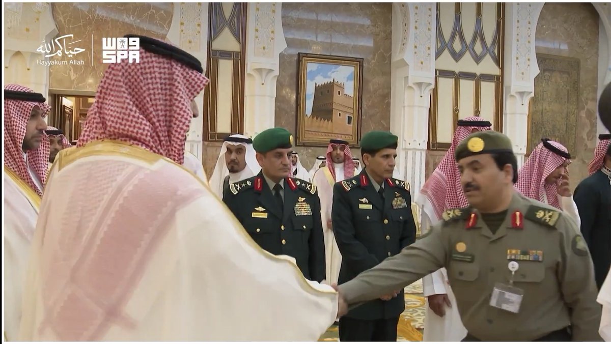 AMufleh's tweet photo. سعادة اللواء عبدالمحسن بن عبدالهادي الكيرعاني والسلام على سمو ولي العهد في الديوان الملكي بقصر منى أثناء أستقبال سموه حفظه الله للمهنئين بعيد الأضحى 
#حج_1447 https://t.co/7YVBBS4uEo