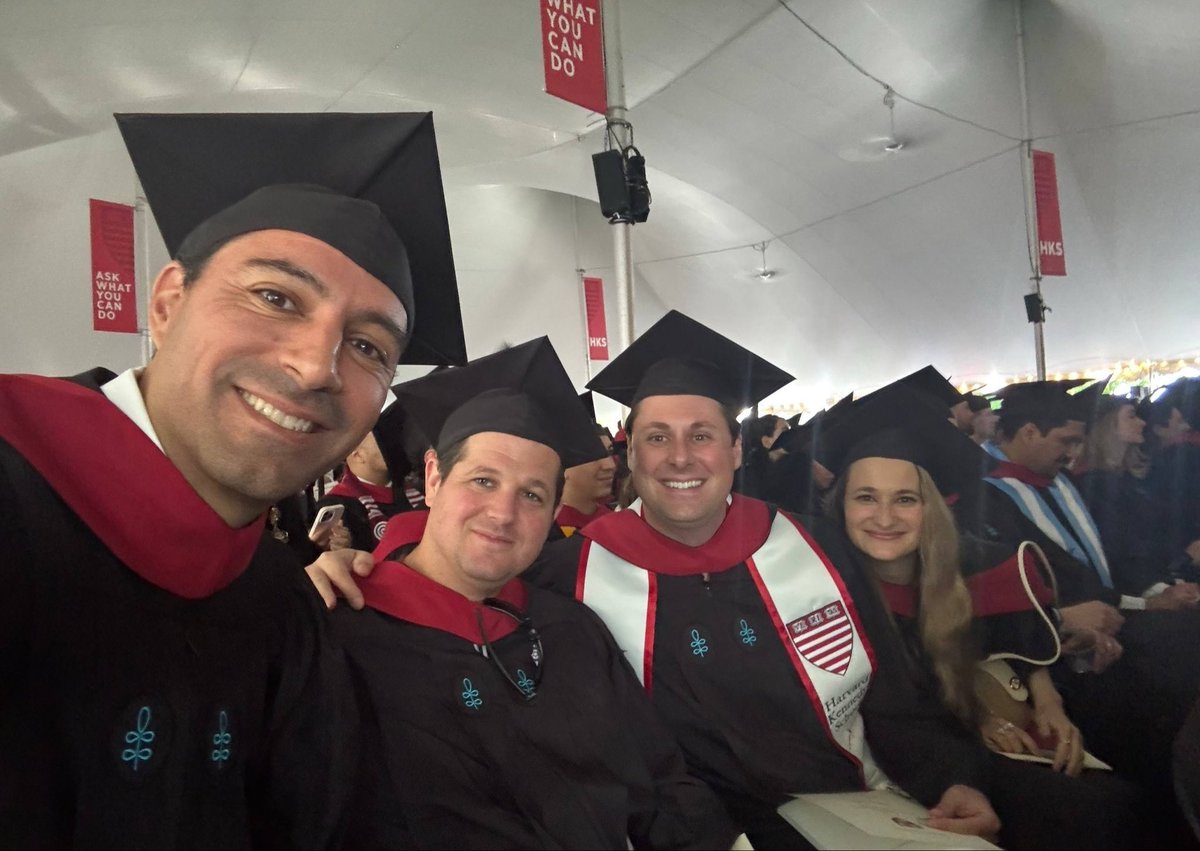 MauVila's tweet photo. ¡GRADUADO!👨🏻‍🎓

Hoy terminé una etapa muy importante para mí en la #HarvardKennedySchool.

Fueron meses intensos de aprendizaje, ideas, debates y muchísimas conversaciones sobre el futuro de #México y del mundo: inteligencia artificial, ciberseguridad, desigualdad, medio ambiente, negociación y atracción de inversiones.

Me voy con nuevas herramientas, grandes amistades, una red global y una visión mucho más amplia sobre lo que podemos construir para #Yucatán y para #México.

Gracias a @Harvard, a mi familia y a quienes creyeron en este proceso. Y gracias a #Yucatán, que siempre está presente en todo lo que hago.

Hoy más que nunca confirmo que prepararse sigue siendo una de las mejores formas de servir. 
#DeVueltaConMás