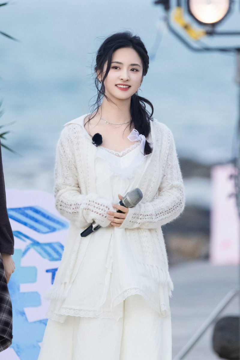 Fitzies23's tweet photo. Watching ep 12 of The Inn.  It's beautiful, fun &amp; so touching. If not for that "feeling uncomfortable" post, their banter feels exactly like old friends roasting each other and having a good laugh. The bond is so real! I feel 💔.

#ShenYue 
#MangoTV https://t.co/1rN79vg5ug