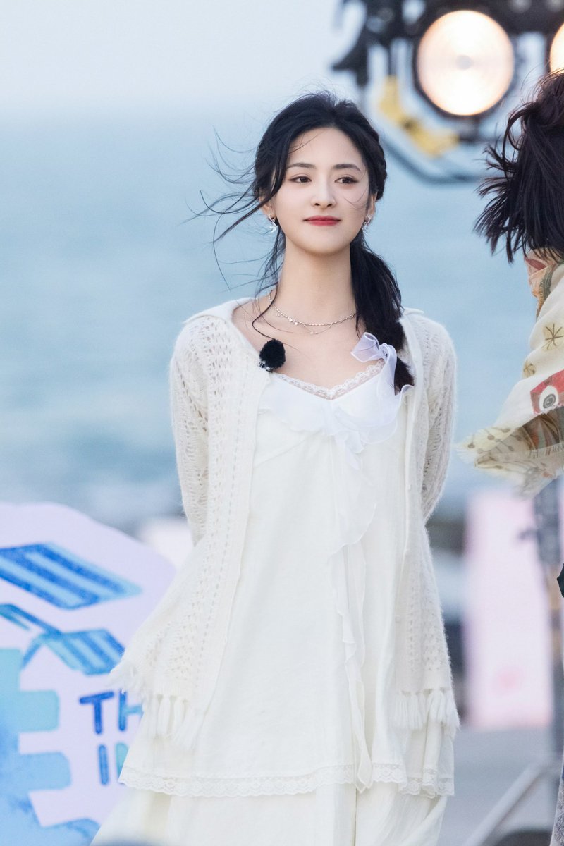 Fitzies23's tweet photo. Watching ep 12 of The Inn.  It's beautiful, fun &amp; so touching. If not for that "feeling uncomfortable" post, their banter feels exactly like old friends roasting each other and having a good laugh. The bond is so real! I feel 💔.

#ShenYue 
#MangoTV https://t.co/1rN79vg5ug