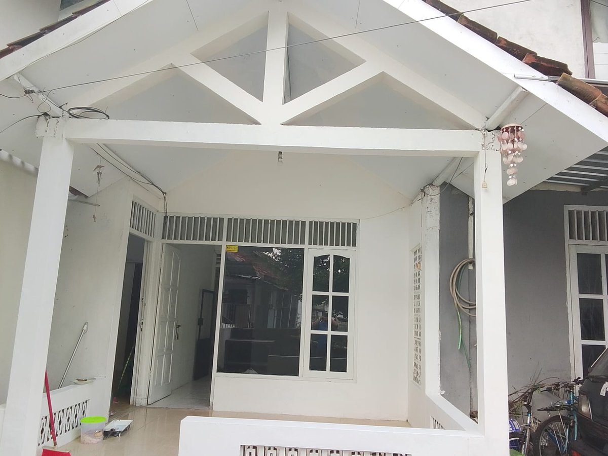 AstarKamaru's tweet photo. @farhan_gaan @amaryllisrd Ini pinggir jalan kampung berpagar, kalau pagi jam 6 ada om tukang sayur pakai motor stand by di depan. Depan kontrakan ada laundry, kanan ada warung kelontong. https://t.co/VPDmIIqvcU