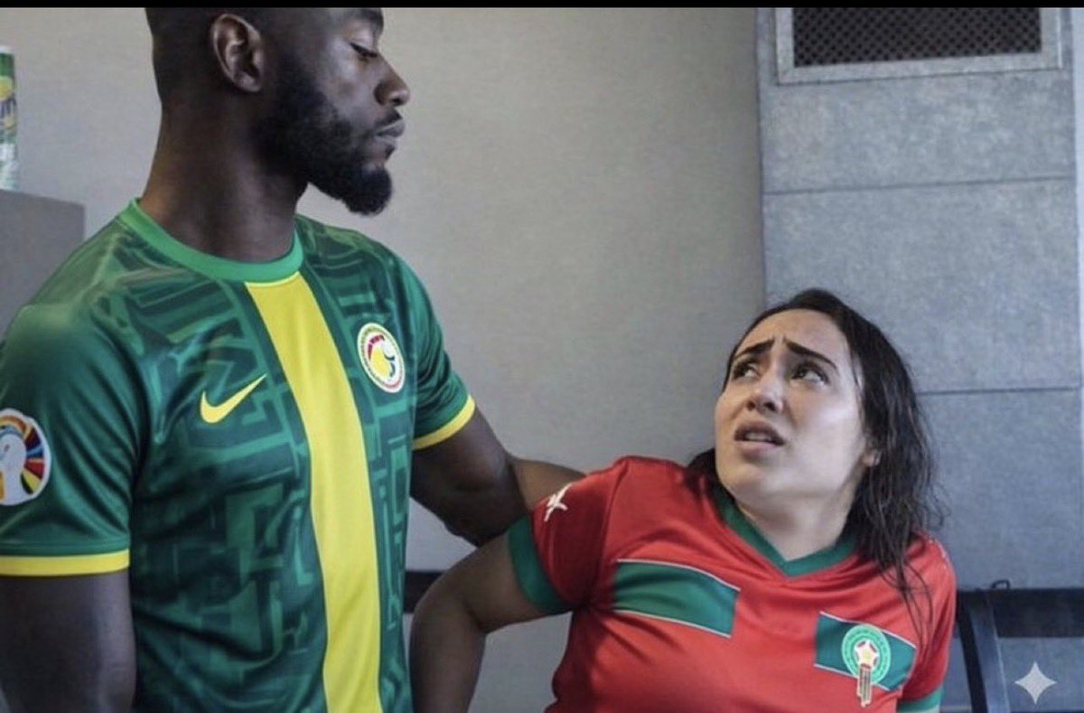 ObeyeSn's tweet photo. @MountakhabFoot Vous allez finir par la prendre en pleine bouche 🤣😂🤣😂 https://t.co/GKe6x0HQSN