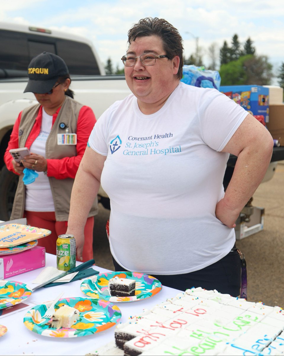 CovenantCA's tweet photo. Burgers, sunshine and the people who keep rural health care strong! 🌾

Yesterday at St. Joseph's General Hospital in Vegreville, we fired up the grill to celebrate Alberta Rural Health Week and the incredible teams who bring care closer to home every single day. #RuralHealthWeek https://t.co/jXNYF6pLwe